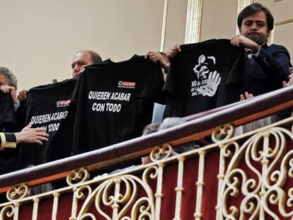 El Congreso desaloja a un grupo de mineros, entre aplausos del ala izquierda