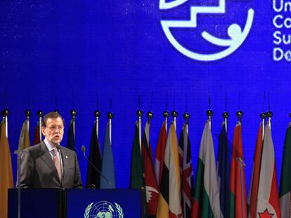 El presidente español es presentado en la cumbre de Río, por un fallo de protocolo, como el dirigente del país insular, situado en el Pacífico Sur