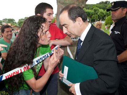 Un grupo de estudiantes abuchea
a Wert por los recortes en educación