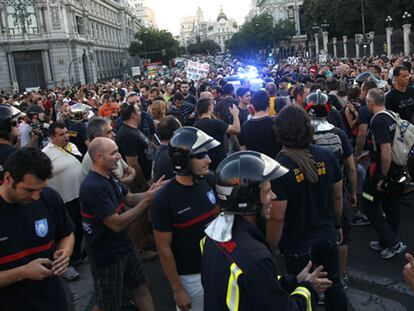 Cientos de funcionarios protestan contra el tijeretazo en Madrid de forma pacífica