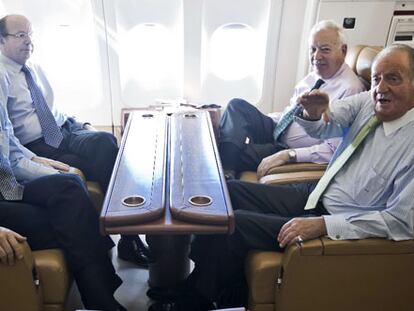 El Rey (derecha), junto al ministro de Asuntos Exteriores, José Manuel García-Margallo, y frente al titular de Industria, José Manuel Soria, y el jefe de la Casa del Rey, Rafael Spottorno, durante su viaje a Moscú. FOTO: EMILIO NARANJO (EFE). VÍDEO: ATLAS