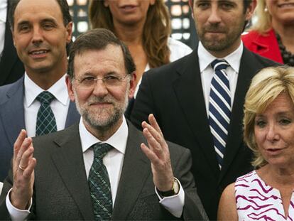 El presidente Mariano Rajoy entre Aguirre y Cospedal, ayer en la reunión de los barones del PP. FOTO: JUAN MEDINA (REUTERS) / VÍDEO: ATLAS