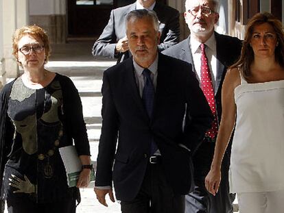 El presidente de la Junta de Andalucía, José Antonio Griñán, flanqueado por la consejera de Hacienda, Carmen Martínez Aguayo (a la izquierda) y la titular de Presidencia, Susana Díaz. FOTO: PÉREZ CABO / VÍDEO: ATLAS