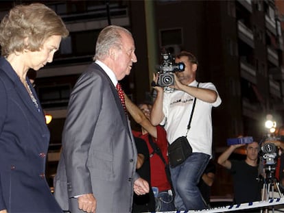 Los Reyes, a las puertas del domicilio en Madrid donde ha fallecido esta tarde Santiago Carrillo. / FOTO: CLAUDIO ÁLVAREZ / VÍDEO: ATLAS