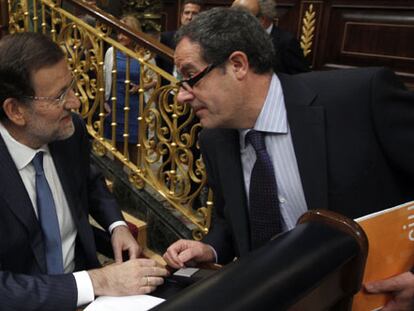 Rajoy conversa con el diputado de CiU Pere Macias. / FOTO: ULY MARTÍN