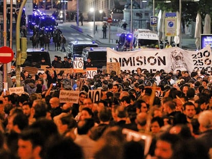 Miles de personas protestan junto al Congreso en el debate de Presupuestos