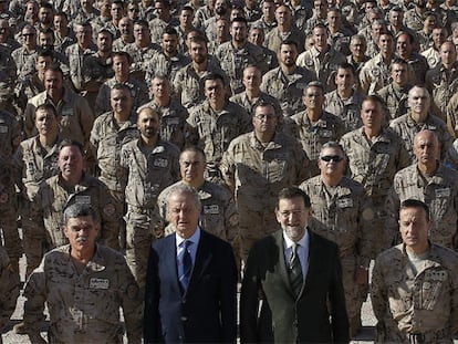 Mariano Rajoy y el ministro de Defensa, Pedro Morenés, posan con los militares en la base de Herat. FOTO: KOTE (EFE)
