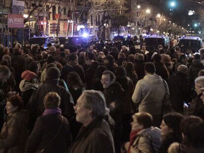 Un millar de personas se concentra junto a la sede del PP en Madrid
