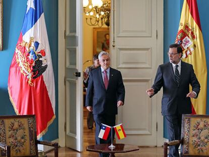 Rajoy conversa con el presidente chileno, Sebastián Piñera, ayer en el palacio de La Moneda, en Santiago de Chile. / FOTO: DIEGO CRESPO (EFE) / VÍDEO: ATLAS