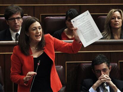 La portavoz socialista, Soraya Rodríguez, interviene ayer en el hemiciclo. A su lado, Alfredo Pérez Rubalcaba. FOTO: ULY MARTÍN