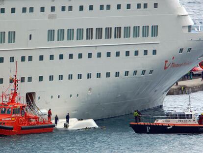 Labores de rescate del accidente del crucero 'Thomson Majesty' en el puerto de La Palma. FOTO: MANUEL GONZÁLEZ / VÍDEO: ATLAS