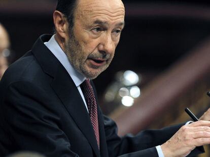 Rubalcaba acusa a Rajoy de “gobernar pendiente de Bárcenas”