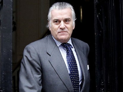 Bárcenas sale ayer de su domicilio. FOTO: SAMUEL SÁNCHEZ / VÍDEO: BÁRCENAS