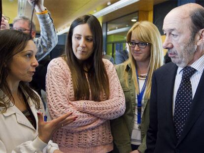 Rubalcaba, durante su visita en Zaragoza al Instituto de Biocomputación y Física de Sistemas Complejos. / JAVIER CEBOLLADA (EFE)