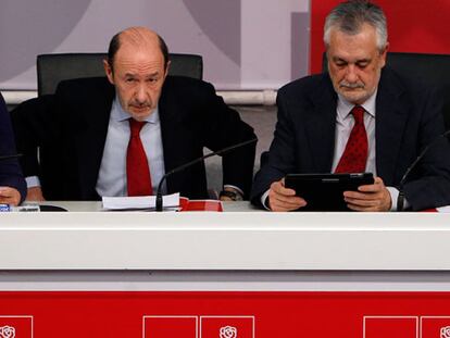Rubalcaba deja el control interno del PSOE en manos de Valenciano
