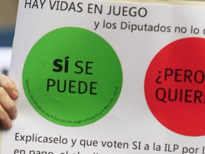 Unas 150 personas intentaron ayer llegar hasta la casa de Jesús Posada, en Madrid. La policía les cortó el paso e hicieron su reivindicación en mitad de la calle.