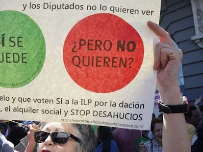 Concentración de la PAH ante el Congreso de los Diputados. Foto: Juan Carlos Hidalgo (EFE)