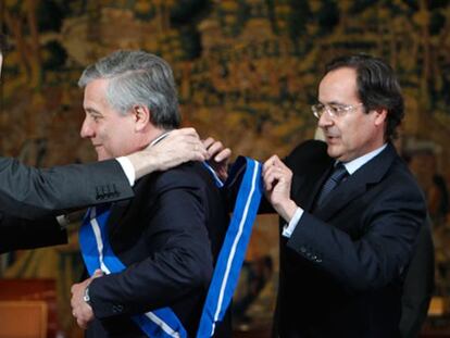 Mariano Rajoy ha impuesto este mediodía al vicepresidente de la Comisión Europea, Antonio Tajani, la Gran Cruz de la Orden del Mérito Civil. Tajani le ha recordado a Rajoy que en Bruselas cuenta "con un buen amigo leal".
