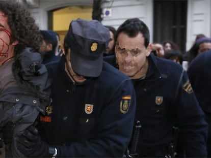 Dos detenidos en el escrache a Gallardón en protesta por la reforma del aborto