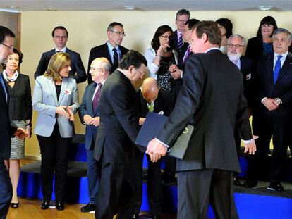 Rajoy, a la izquierda, tras Barroso (centro), antes de la foto de familia con motivo de la reunión de trabajo en la sede de la UE en Bruselas.