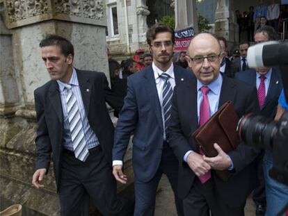 <B>MONTORO ESQUIVA A LOS PERIODISTAS EN EL SENADO.</B> El ministro ha evitado contestar sobre el informe de la Infanta.