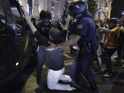 Unas 2.000 personas marcharon por el centro de Madrid desde la sede del PP. La policía cargó y detuvo a dos manifestantes. Hay 12 heridos. Por GABRIELE FERLUGA