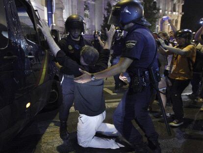 Unas 2.000 personas marcharon por el centro de Madrid desde la sede del PP para mostrar su descontento con la corrupción. La policía cargó y detuvo a un manifestante. Hay 12 heridos. Por GABRIELE FERLUGA