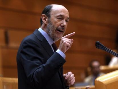 Rubalcaba entra en el cuerpo a cuerpo:
“Usted hace daño a España. Váyase”