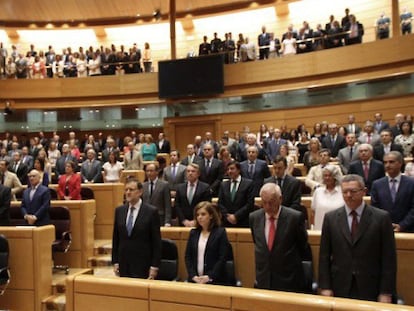 Los diputados en pie, en homenaje a los 79 fallecidos en el accidente ferroviario de Santiago de Compostela, al comienzo de la sesión plenaria.