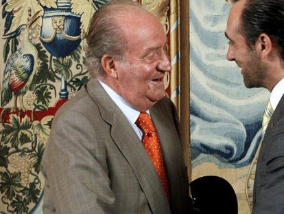 Don Juan Carlos saluda en el Palacio de la Almudaina al presidente de Baleares.