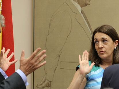 Posada discute con Soraya Rodríguez, poco antes de la reunión de la Diputación Permanente del Congreso.
