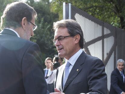 Rajoy y Mas estrechan la mano en Barcelona, a la llegada del jefe del Ejecutivo al Foro Mediterráneo.