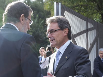 Rajoy y Mas estrechan la mano en Barcelona, a la llegada del jefe del Ejecutivo al Foro Mediterráneo.