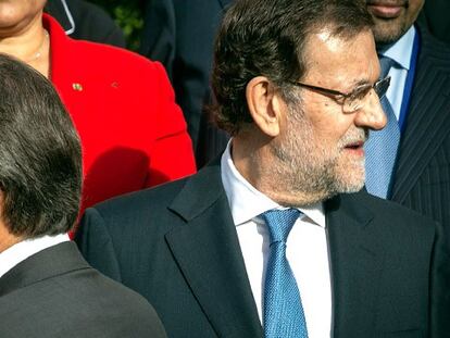 El presidente del Gobierno, Mariano Rajoy, y el presidente catalán, Artur Mas, se han estrechado la mano en Barcelona, a la llegada del jefe del Ejecutivo al Foro Mediterráneo. Vídeo: ELPAIS LIVE!/Carles Ribas