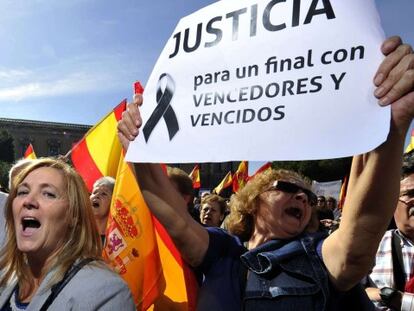 Las imágenes de la protesta convocada por la AVT por el fallo de Estrasburgo sobre la 'doctrina Parot'. Vídeo: ELPAIS-LIVE! Foto: GERARD JULIEN (AFP)
