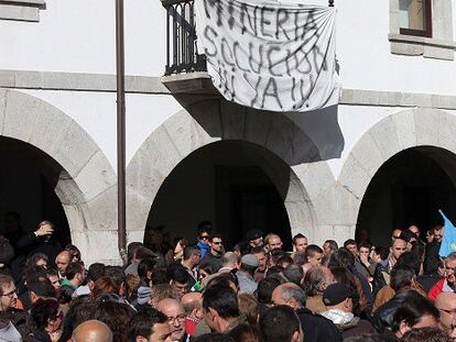 Centenares de personas se han concentrado este martes en la plaza de Pola de Gordón (León) en señal de duelo por los seis mineros fallecidos. Han guardado seis minutos de silencio, uno por fallecido.