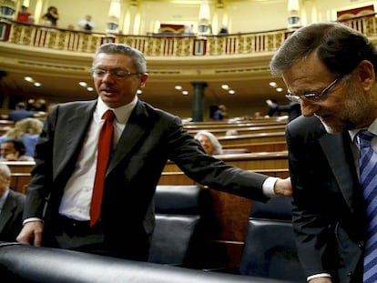 Rajoy cree suficiente por ahora “recabar información” y la comparecencia del CNI