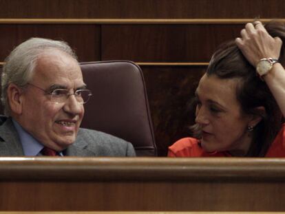 La portavoz del PSOE, Soraya Rodríguez, conversa con el dirigente socialista Alfonso Guerra, en el Congreso.