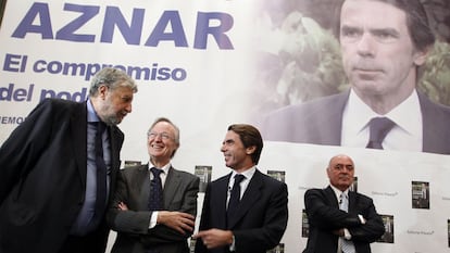 José María Aznar conversa con José María Fidalgo y Josep Piqué en el acto de presentación de su libro.