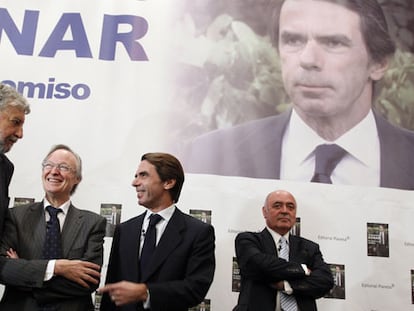 José María Aznar conversa con José María Fidalgo y Josep Piqué en el acto de presentación de su libro.