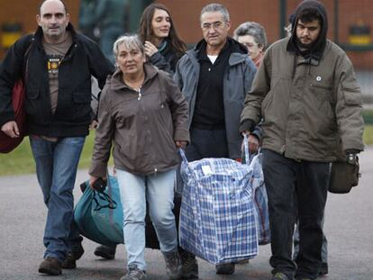 Domingo Troitiño (centro) a su salida de la prisión de Teixeiro (A Coruña).