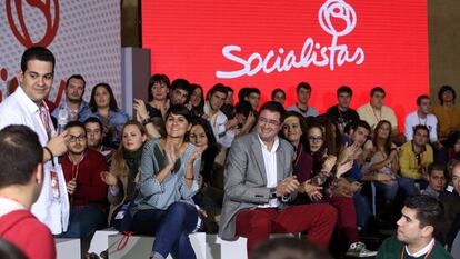 El secretario de Organización del PSOE, Óscar López, y la responsable de redes del partido, María González, en una charla coloquio celebrada en la Conferencia Política.