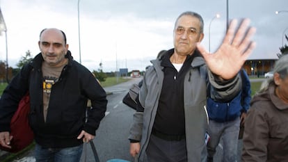 Cela Seoane (izquierda) ayuda a Troitiño a cargar su equipaje el viernes, a la salida de la cárcel.