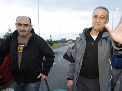 Cela Seoane (izquierda) ayuda a Troitiño a cargar su equipaje el viernes, a la salida de la cárcel.