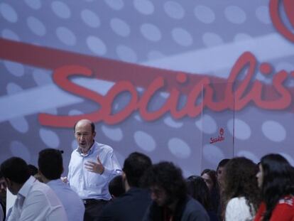 Rubalcaba asegura que “el PSOE ha vuelto” y pide a los suyos salir a la calle