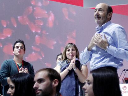 Alfredo Pérez Rubalcaba agradece los aplausos en la clausura de la Conferencia Política.