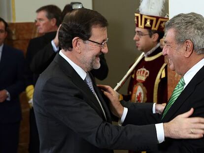 Mariano Rajoy saluda a Jesús Posada en el Congreso durante el acto de celebración del día de la Constitución.