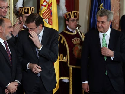Rajoy habla con el presidente del Constitucional, en presencia de Posada, Santamaría, Fabra y Valcárcel.