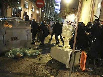 Police clash with protestors in Madrid on Saturday night (Spanish language).