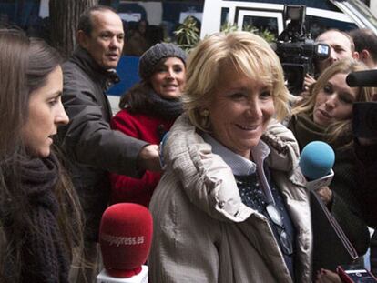 Aguirre se encara con un manifestante tras concluir su declaración. "¿Y a usted quién le paga?", pregunta la expresidenta madrileña.